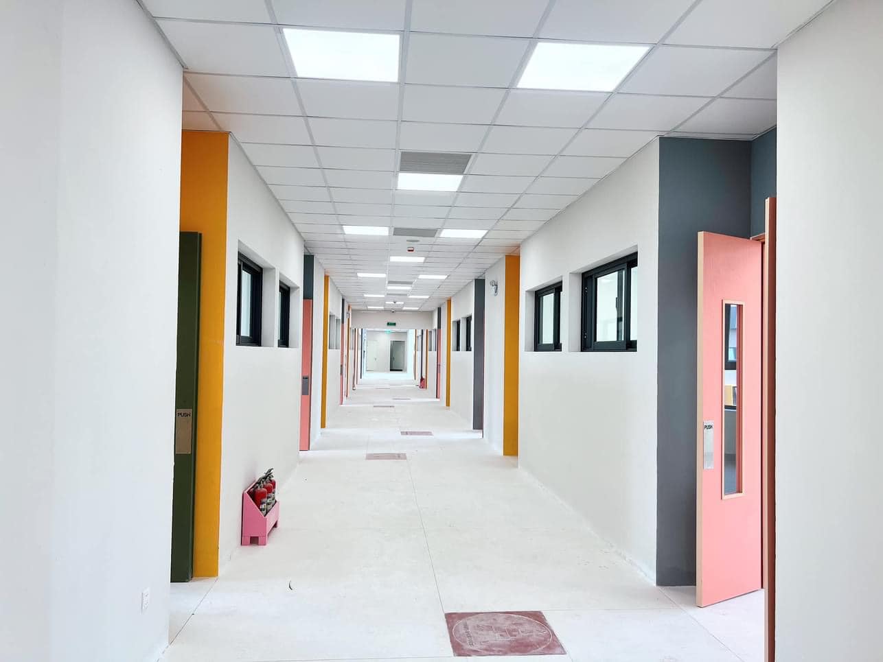 Marie Curie Long Biên hành lang rộng