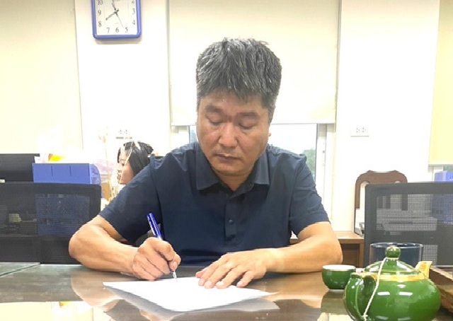 Ông Trần Trí Anh tại cơ quan điều tra. Ảnh: Công an Hà Nội