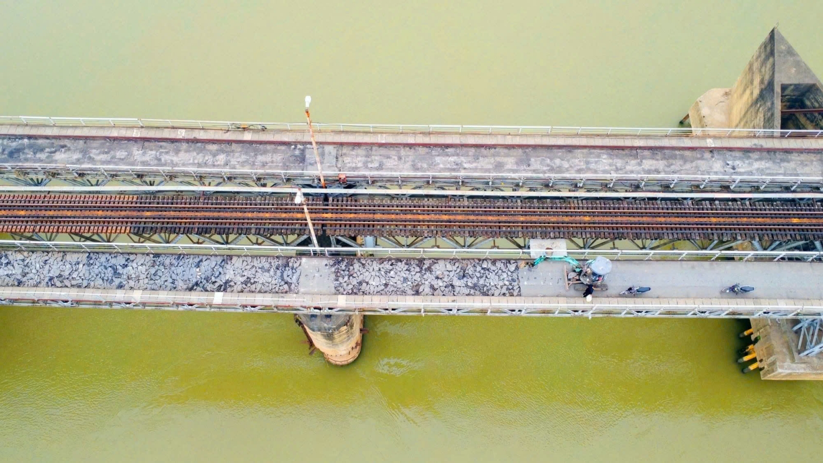 Sửa cầu Long Biên 2026 bóc mặt đường