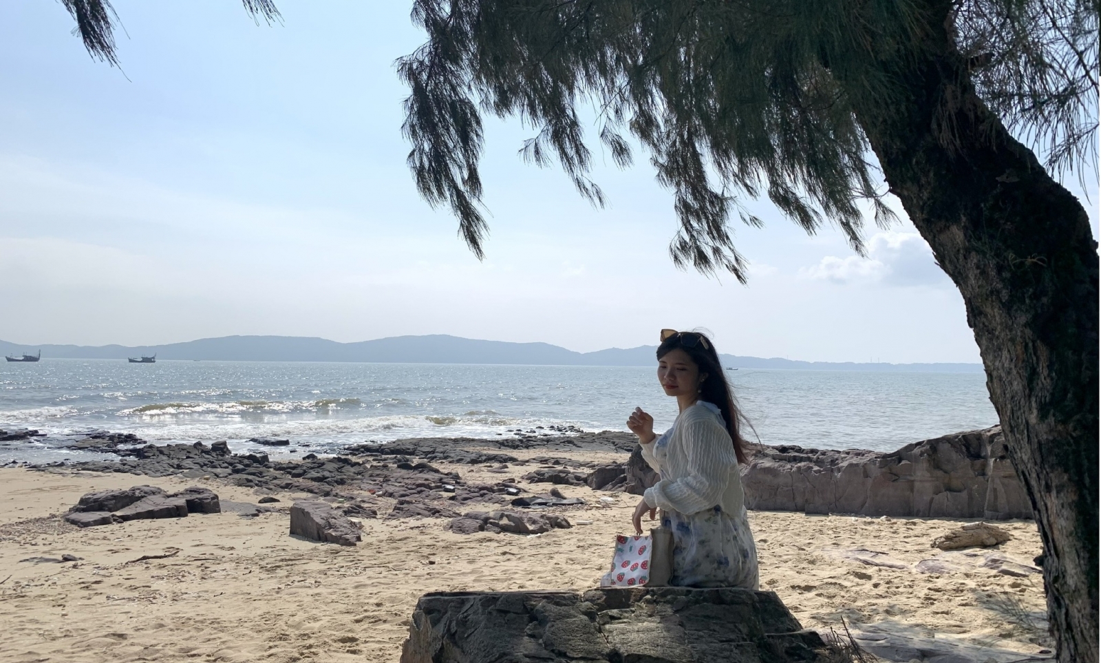 Bãi biển đá đen Móng cái