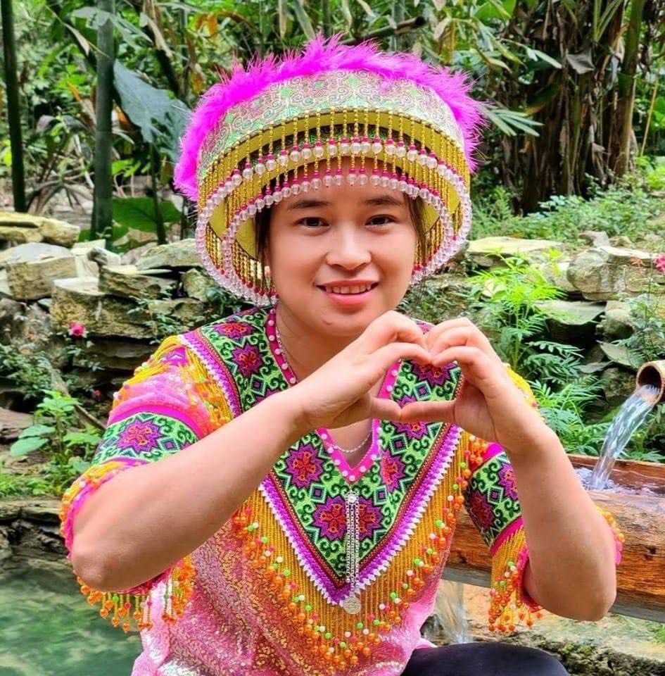 Lý Thị Ca trong trang phục truyền thống của dân tộc H'Mông