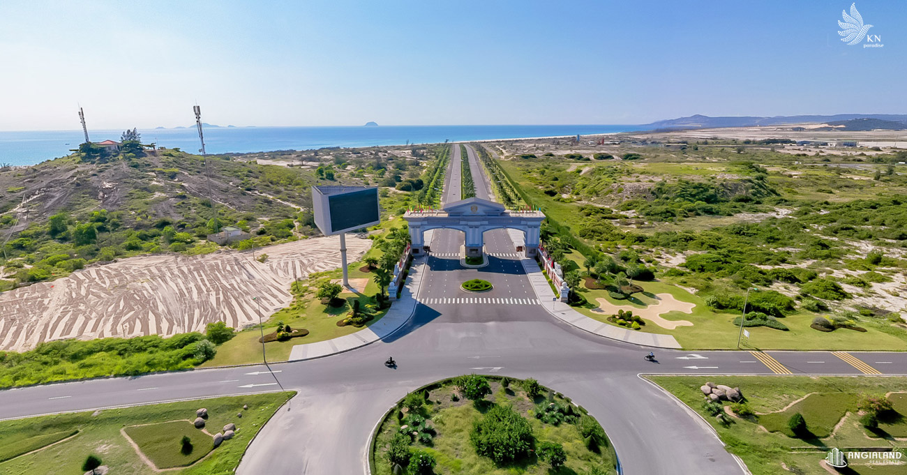 Cổng chào dự án KN Paradise Cam Ranh trên mặt tiền đại lộ Nguyễn Tất Thành